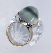 A LADIES RING 585/000 white gold with large moonstone cabochon. Ring size 61, gross weight