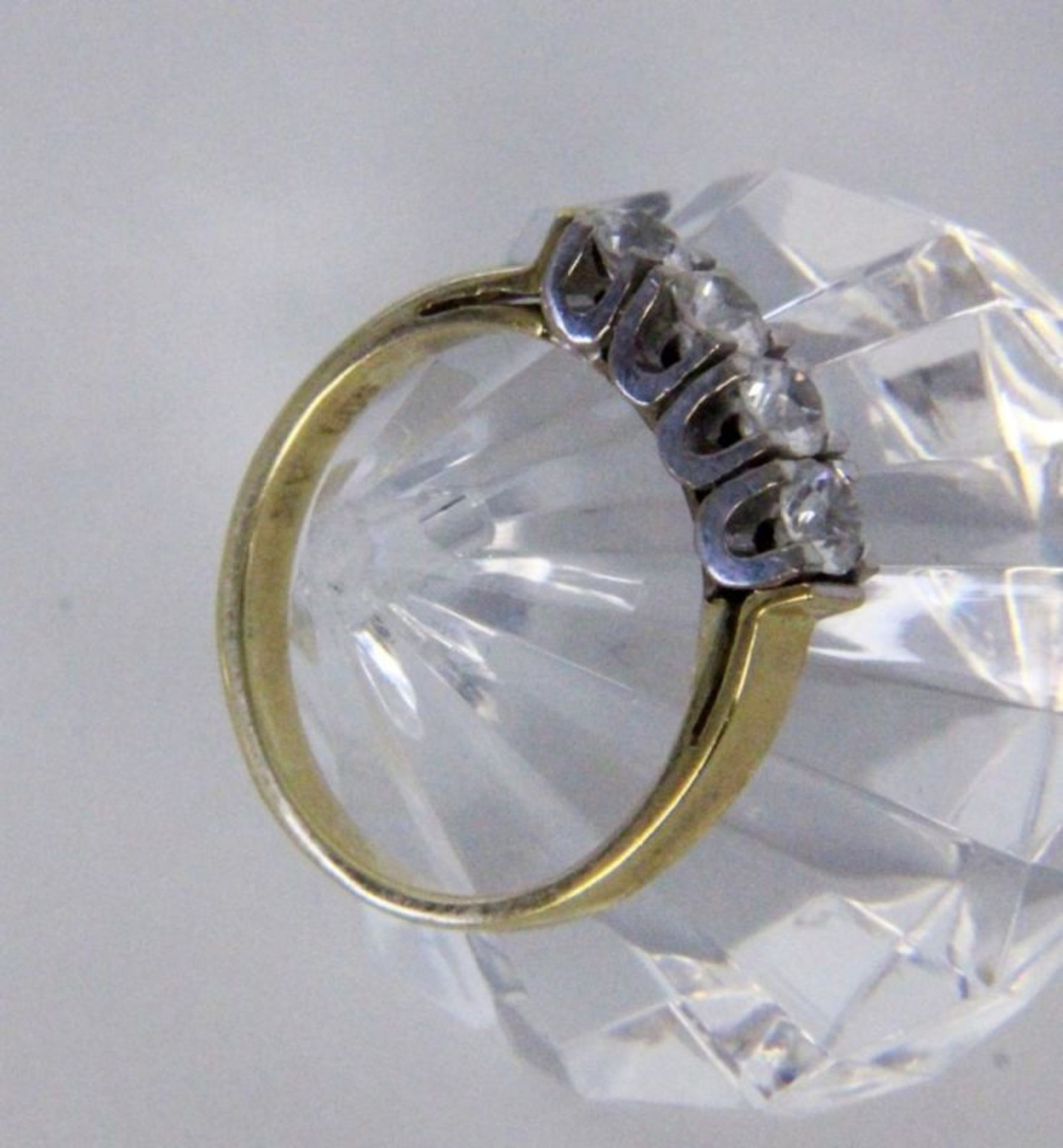 A LADIES RING 585/000 yellow gold with 4 zircons. Ring size 54, gross weight approximately