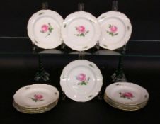 A SET OF 12 DESSERT PLATES Meissen, 20th century Painted with red rose. Diameter 16 cm.