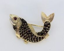 BROSCHE ALS FISCHSilber vergoldet mit Granatbesatz. 4x3cmA FISH BROOCH Silver, gold-plated wi