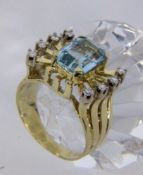 A LADIES RING 585/000 yellow gold with aquamarine and brilliant cut diamonds. Ring size