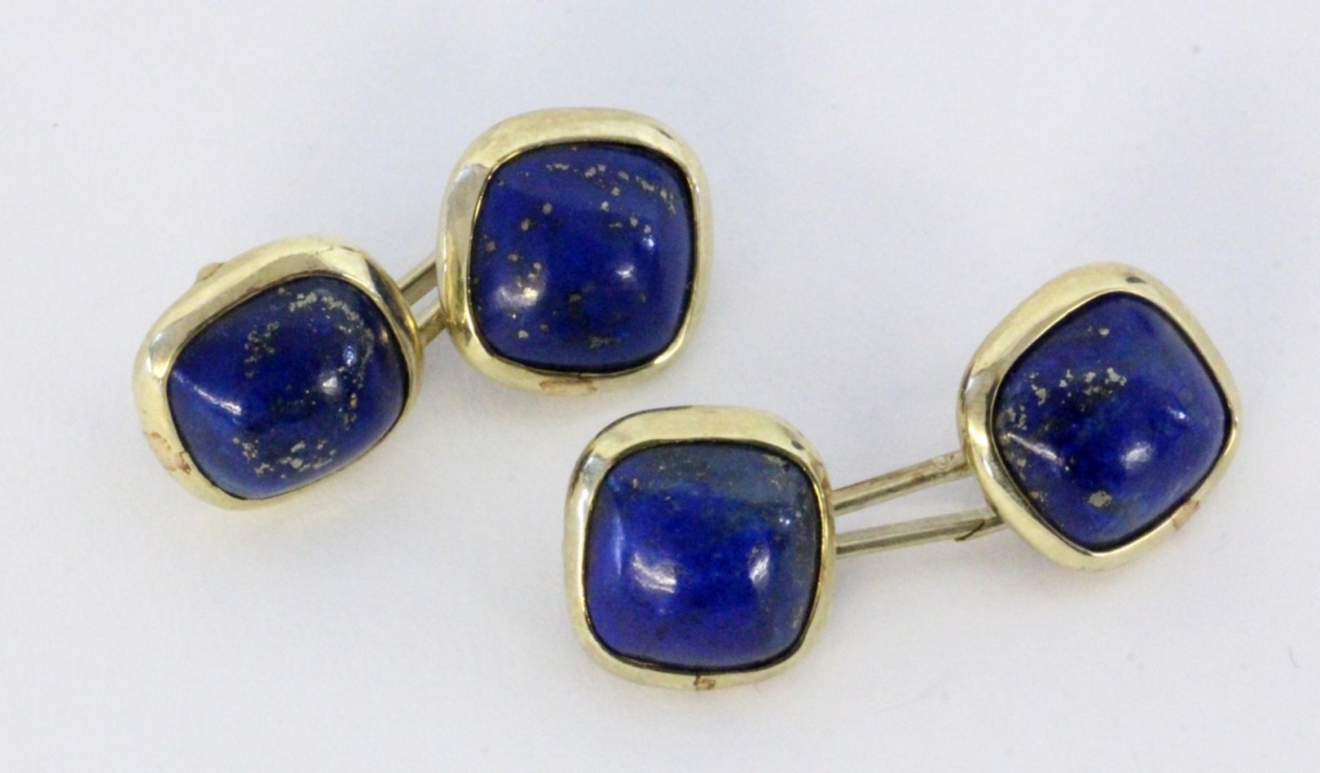 A PAIR OF CUFFLINKS 585/000 yellow gold with lapis lazuli. Gross weight approximately 7.9