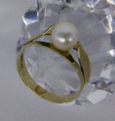 A LADIES RING 585/000 yellow gold with pearl. Ring size 55, gross weight approximately 2.2