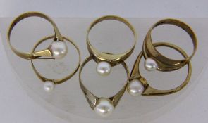 A LOT OF 6 PEARL RINGS 333/000 yellow gold. Gross weight approximately 12.1 grams.