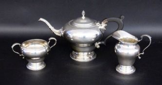 AN ENGLISH TEA SERVICE Birmingham 1950 925/00 Sterling silver. 3 pieces, teapot, sugar