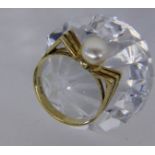 A LADIES RING 585/000 yellow gold with pearl. Ring size 58, gross weight approximately 4.1