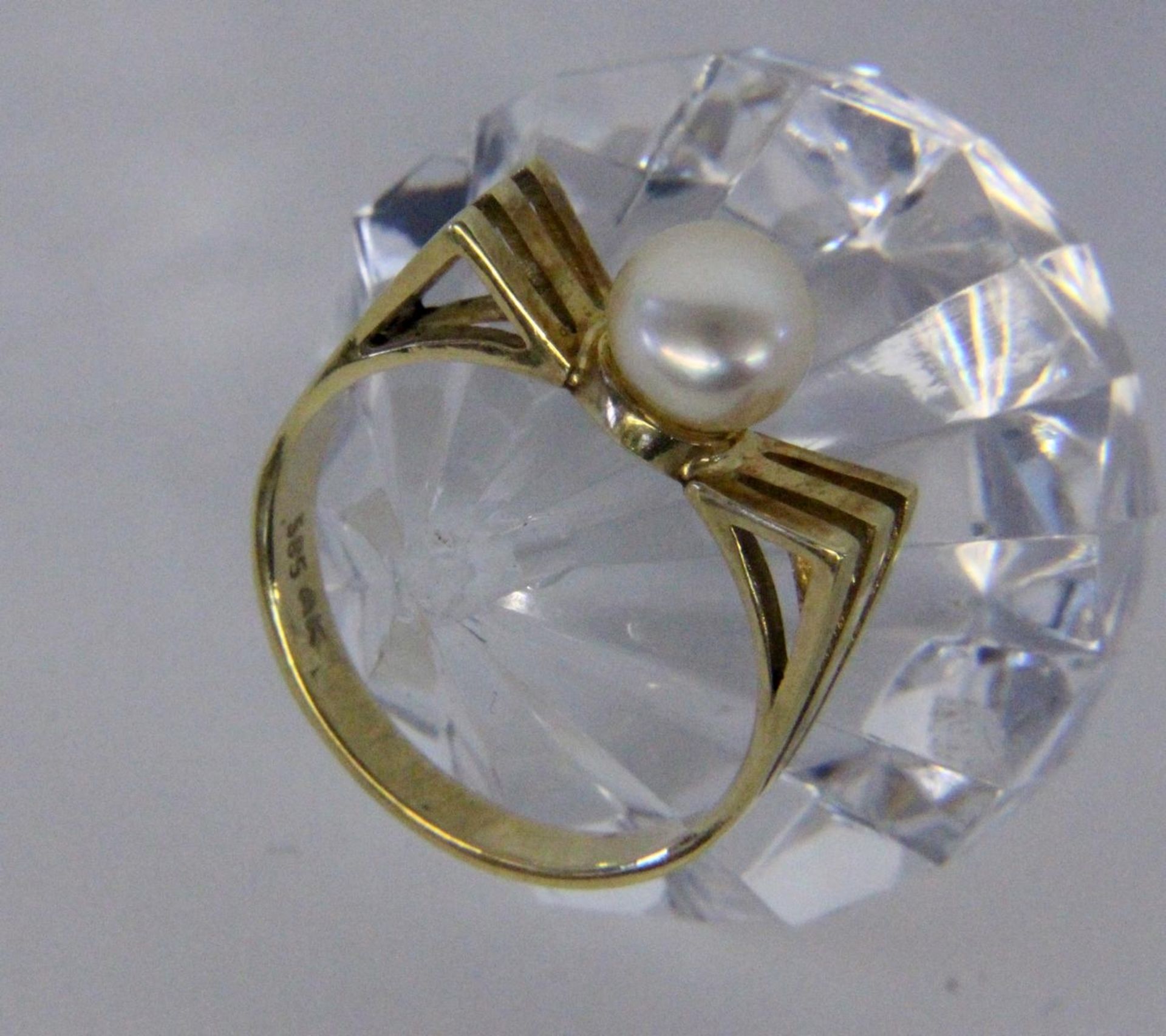 A LADIES RING 585/000 yellow gold with pearl. Ring size 58, gross weight approximately 4.1