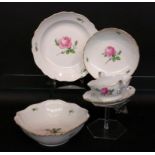 4 MEISSEN DISHES Meissen, 20th century Painted with red rose. Bowl, diameter 28.5 cm,