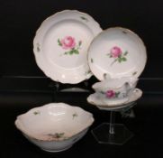 4 MEISSEN DISHES Meissen, 20th century Painted with red rose. Bowl, diameter 28.5 cm,