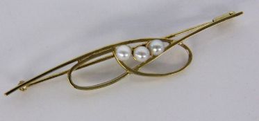 A BAR BROOCH 585/000 yellow gold with 3 pearls. 7.8 cm long, gross weight approximately