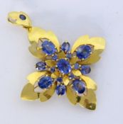 A PENDANT 750/000 yellow gold with 16 fine sapphires totalling approx. 7.20 ct. 60 x 45