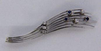 A BAR BROOCH 585/000 white gold with 3 sapphires and 5 brilliant cut diamonds. 6.2 cm