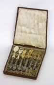 6-PIECE SERVING CUTLERY France circa 1900 Silver handles. Gold-plated blades, 2 pieces