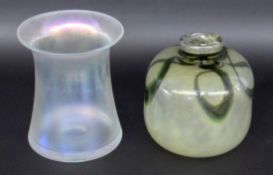 ZWEI ZIERVASENGlashütte Eisch, Frauenau H.17,5 und 16cm. Signiert.TWO DECORATIVE VASES Glash