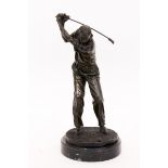 GOLFERPatinierte Bronzefigur auf schwarzem Marmorsockel. Ges.H.32,5cmA GOLFER Patinated bronz