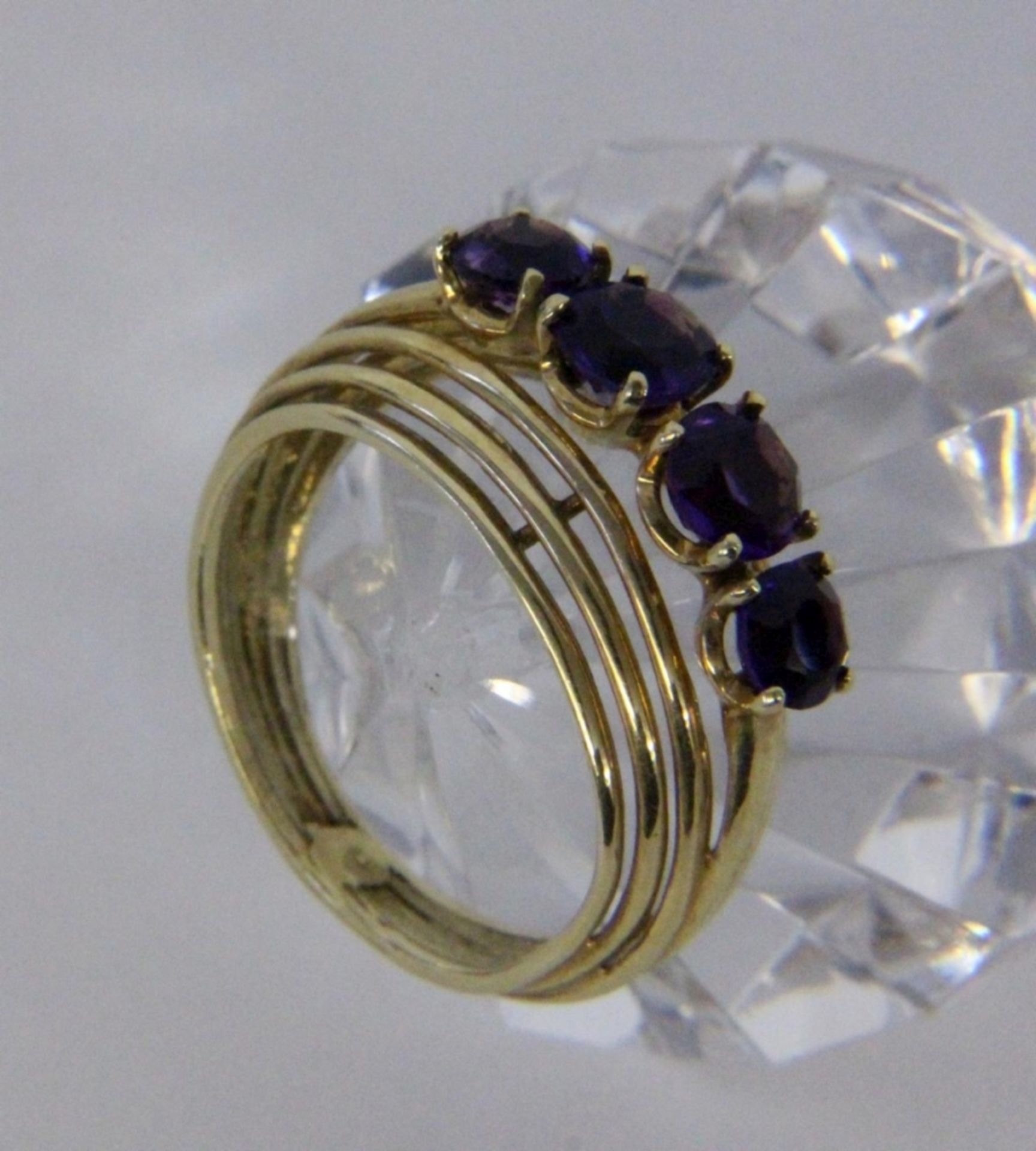 A LADIES RING 585/000 yellow gold with 4 amethysts. Ring size 57, gross weight