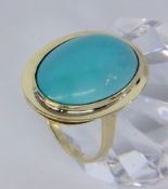 A LADIES RING 585/000 yellow gold with turquoise. Ring size 54, gross weight 5.3 grams.