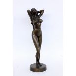 STEHENDER WEIBLICHER AKTPatinierte Bronzeplastik. H.54cmA STANDING FEMALE NUDE Patinated bron