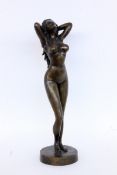 STEHENDER WEIBLICHER AKTPatinierte Bronzeplastik. H.54cmA STANDING FEMALE NUDE Patinated bron