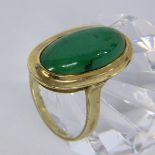 A LADIES RING 585/000 yellow gold with jade. Ring size 56, gross weight approximately 6.6