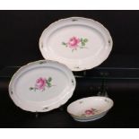 3 OVAL SERVING PLATTERS Meissen, 20th century Painted with red rose. Length: 41 cm, 35 cm