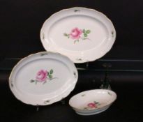 3 OVAL SERVING PLATTERS Meissen, 20th century Painted with red rose. Length: 41 cm, 35 cm