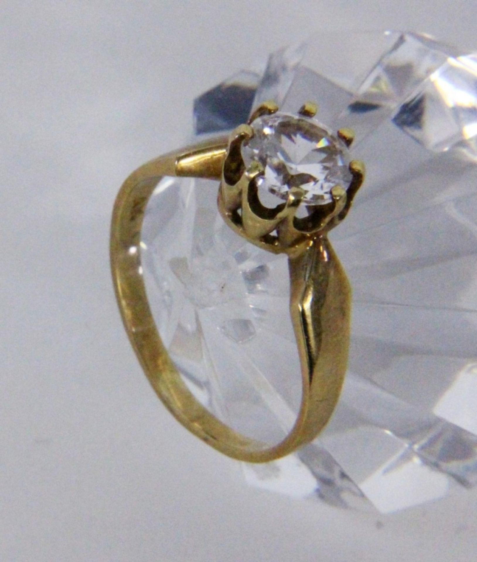 A LADIES RING 585/000 yellow gold with white zircon. Ring size 56, gross weight 3.5 grams.