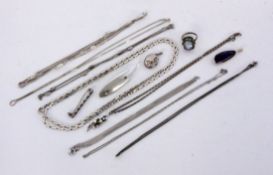 LOT 13 TEILE SCHMUCKmeist SilberA LOT 13 JEWELLERY PIECES mostly silver.