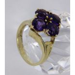 A LADIES RING 585/000 yellow gold with 4 amethysts. Ring size 54, gross weight