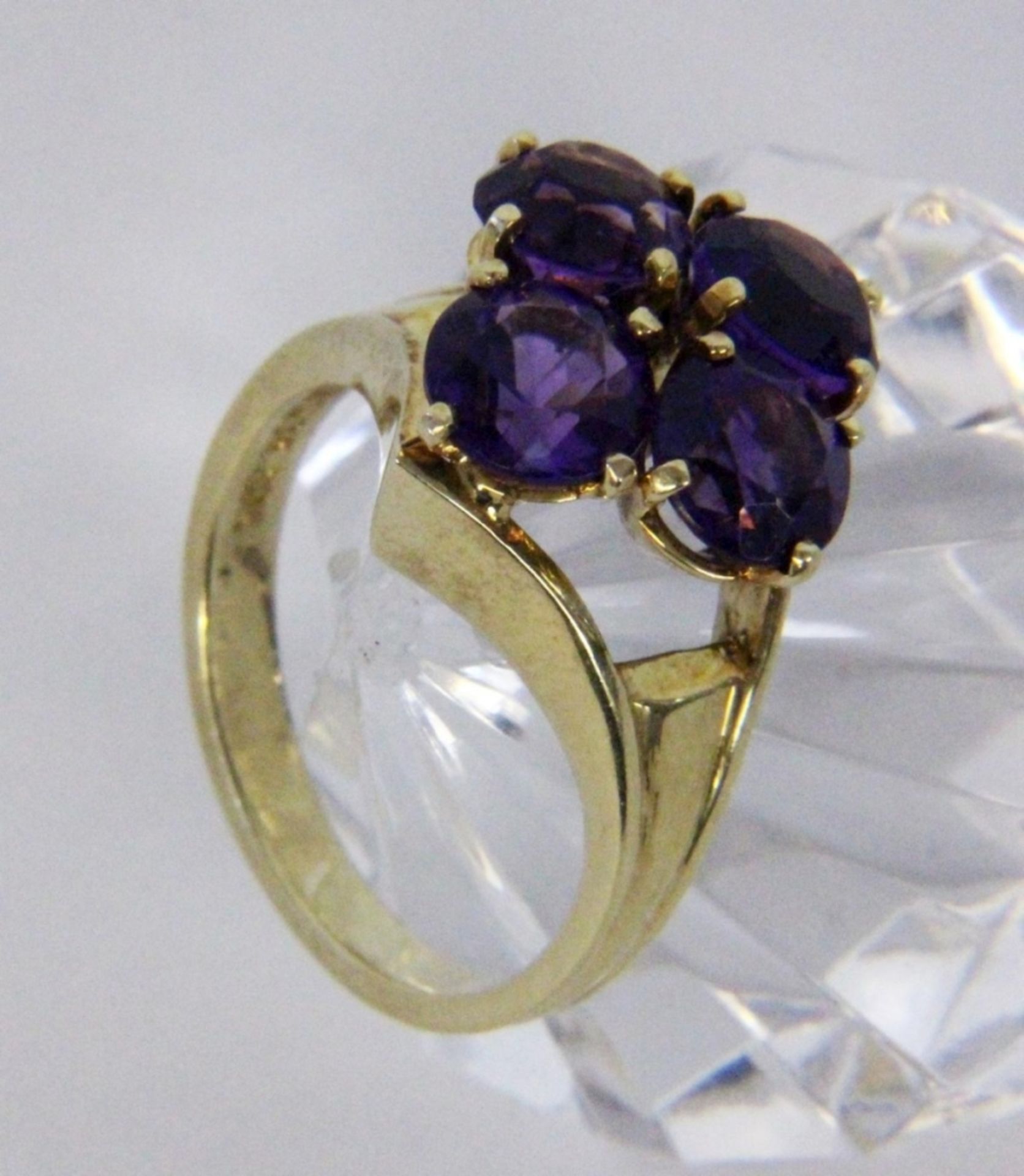A LADIES RING 585/000 yellow gold with 4 amethysts. Ring size 54, gross weight