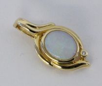 A PENDANT 585/000 yellow gold with solid opal and brilliant cut diamonds. 32 cm long,