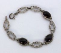 ARMBANDSilber mit 3 Granat-Cabochons. L.18cmA BRACELET Silver with 3 garnet cabochons. 18 cm