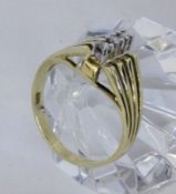 A LADIES RING 585/000 yellow gold with 3 brilliant cut diamonds. Ring size 56, gross