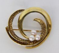 A BROOCH 585/000 yellow gold with 3 pearls. Diameter 30 mm, gross weight approximately 3.8