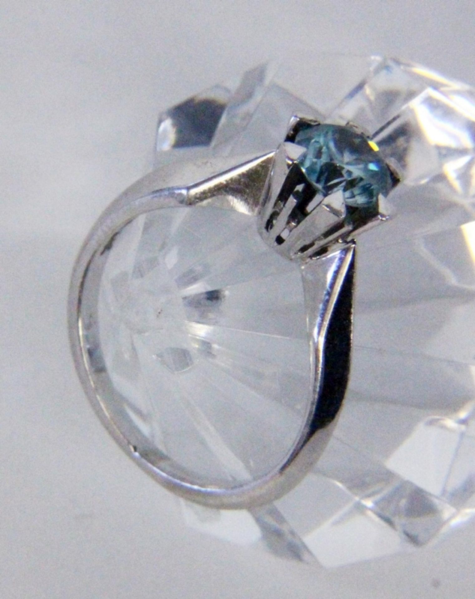 A LADIES RING 585/000 yellow gold with blue zircon. Ring size 52, gross weight