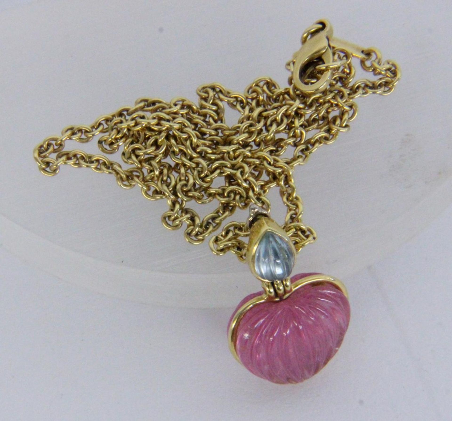 A PENDANT WITH NECKLACE Jacobi Jeweller, Stuttgart 750/000 yellow gold with pink
