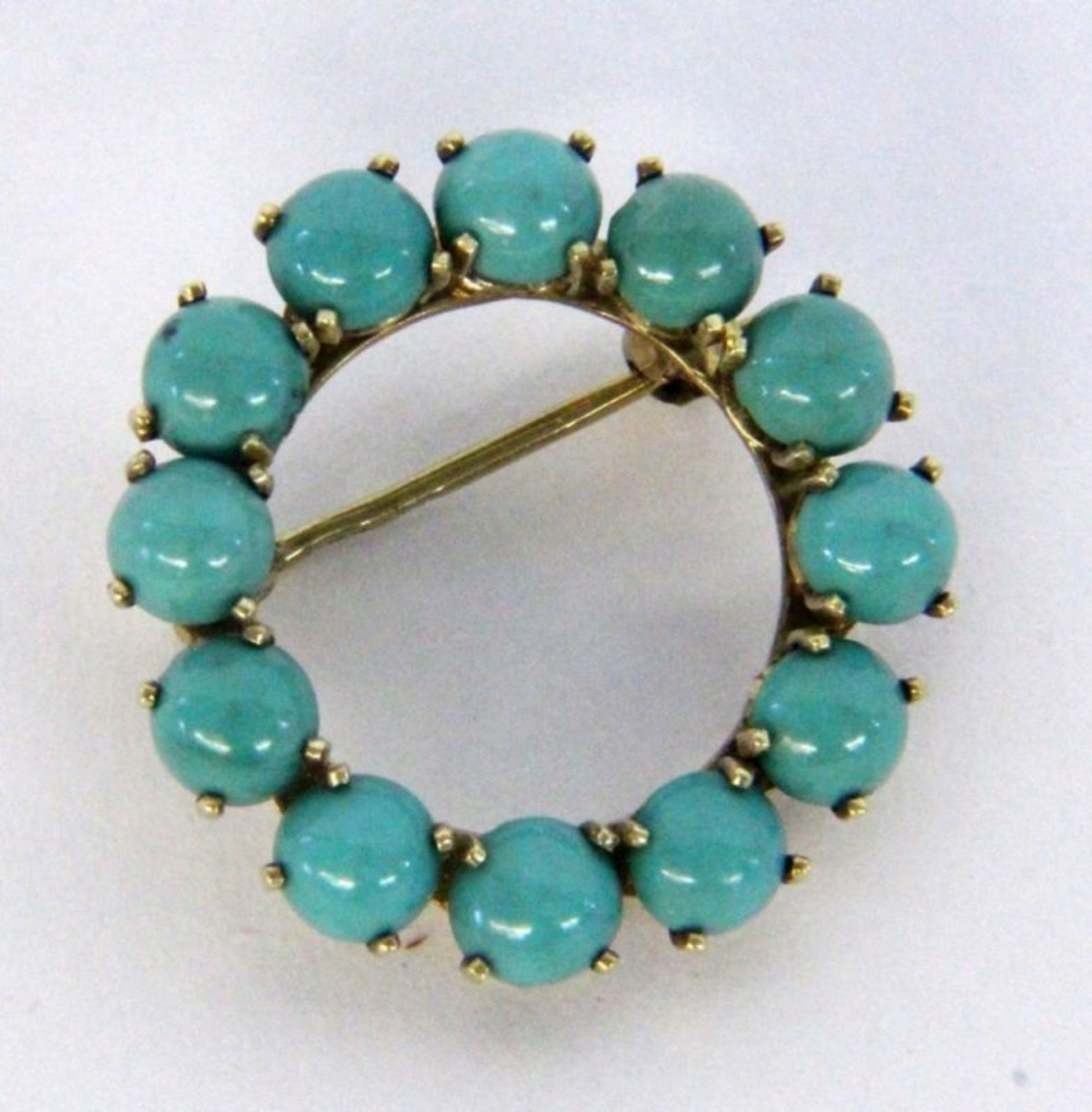 A ROUND BROOCH 585/000 yellow gold with turquoises. Diameter 27 cm long, gross weight