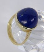 A LADIES RING 585/000 yellow gold with large lapis lazuli. Ring size 58, gross weight