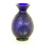 JUGENDSTIL ZIERVASE wohl Pallme-König & Habel um 1900 Kobaltblaues Glas mit matter, irisierender