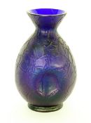 JUGENDSTIL ZIERVASE wohl Pallme-König & Habel um 1900 Kobaltblaues Glas mit matter, irisierender