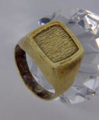 A MEN'S RING 585/000 yellow gold. Ring size 61, gross weight approximately 6.8 grams.