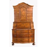 A TABERNACLE BUREAU Baroque style. Walnut and root wood veneer. Commode with 3 drawers,