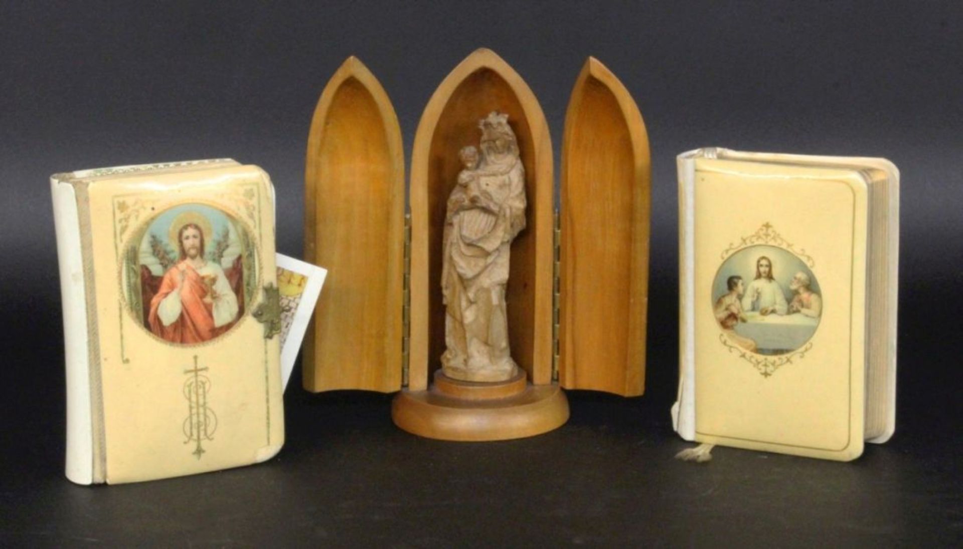 LOT VON 2 GEBETSBÜCHLEINund geschnitzte Madonna im Schrein. H.14cmA LOT OF 2 PRAYER BOOKLETS