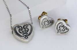 HERZANHÄNGER UND PAAR OHRSTECKERSilberA HEART-SHAPED PENDANT AND A PAIR OF STUD EARRINGS Sil