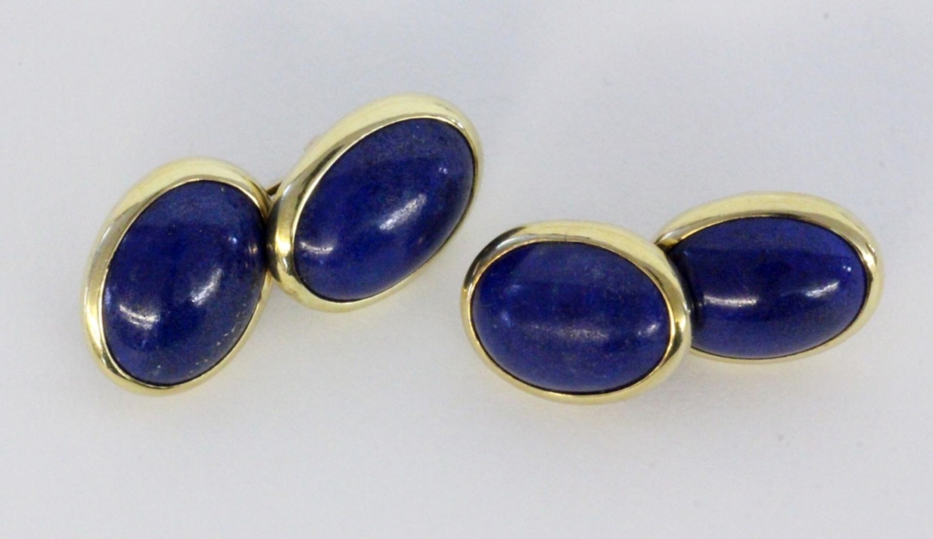A PAIR OF CUFFLINKS 585/000 yellow gold with lapis lazuli. Gross weight approximately 8.8