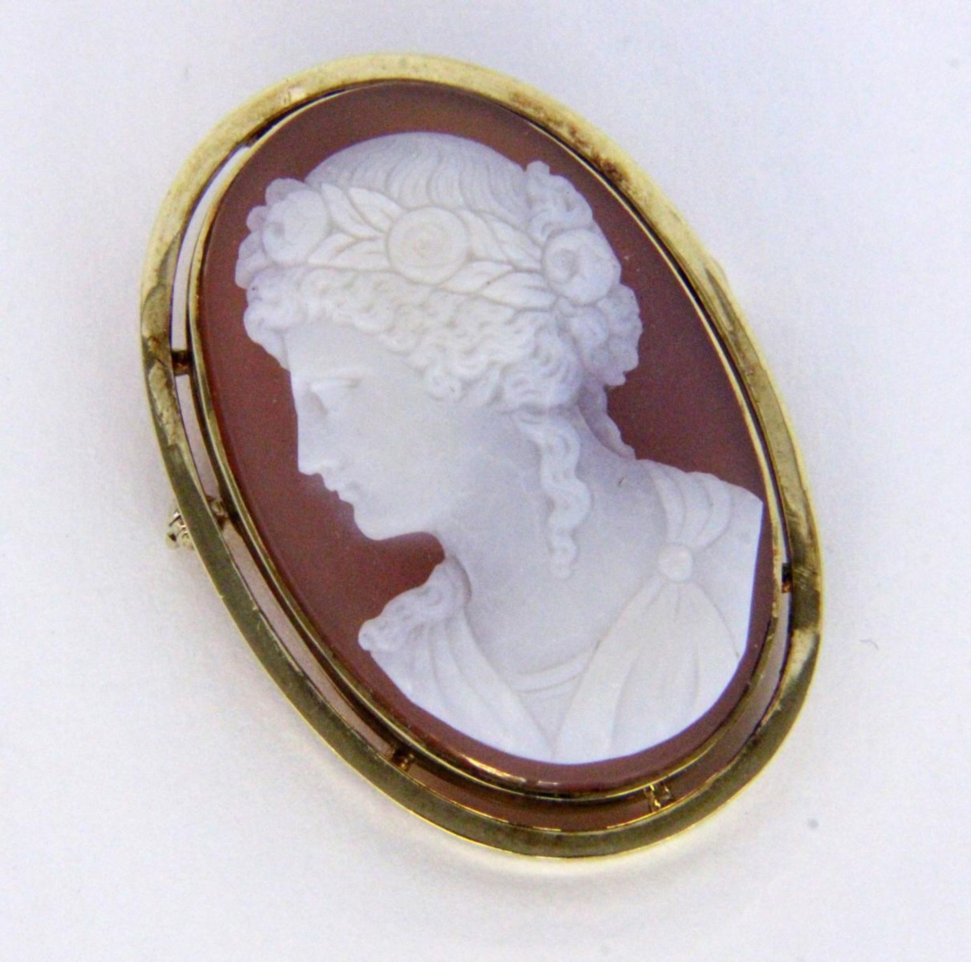 A PENDANT / BROOCH 585/000 yellow gold with cameo. Approximately 45 x 30 mm, gross weight