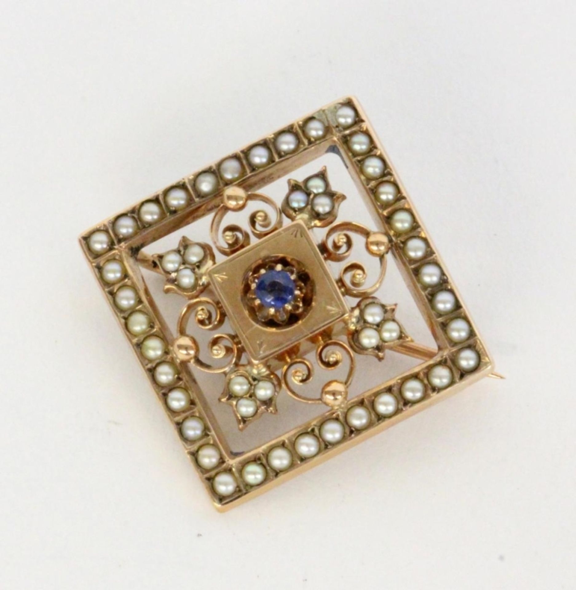 AN ANTIQUE BROOCH 333/000 red gold with sapphire and seed pearls. 20 x 20 mm, gross weight