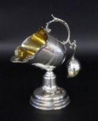 A SUGAR BOWL WITH SHOVEL 900/000 silver with gilt interior. Approximately 207 grams, 18.5