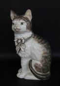 KATZENFIGURPorzellan mit naturalistischer Bemalung. H.33cmA FIGURE OF A CAT Porcelain with na