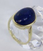 A LADIES RING 585/000 yellow gold with lapis lazuli. Ring size 57, gross weight